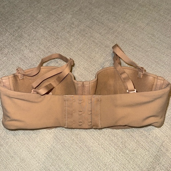 SKIMS Fits Everybody Strapless Bra - Picture 2 of 3